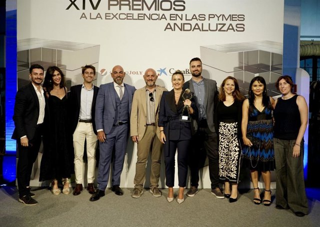 El equipo de Media Interactiva recogiendo el premio