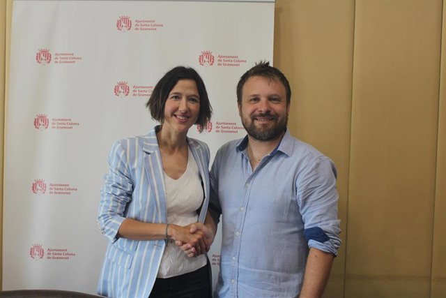 La alcaldesa Núria Parlon y Dimas Gragera firman el pacto.