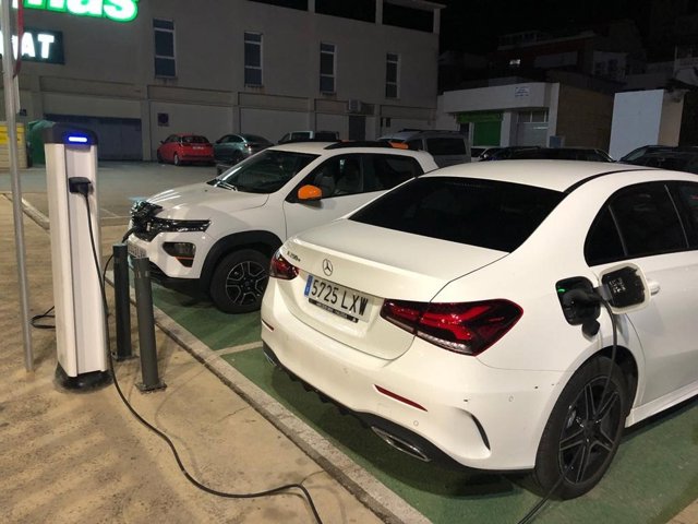 Archivo - Puntos de recarga de vehículos eléctricos
