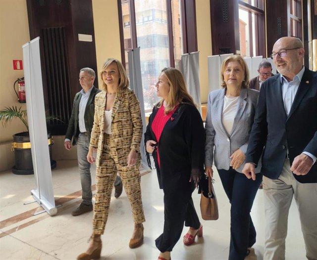 La ministra de Educación, Pilar Alegría, la consejera de Educación, Lydia Espina, y la delegada del Gobierno en Asturias, Delia Losa, en el auditorio de Oviedo