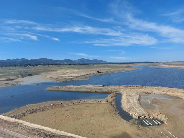 Archivo - Embalse de Sierra Boyera visto desde la presa, en el Norte de Córdoba, cuando aún contenía algo de agua el pasado mes de marzo.