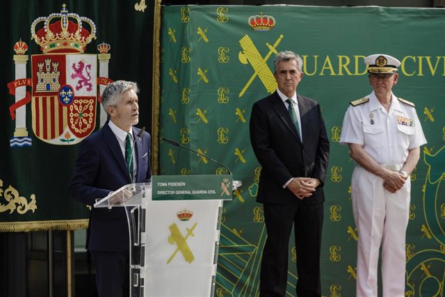 El ministro del Interior, Fernando Grande-Marlaska (i), interviene durante la toma de posesión del nuevo director de la Guardia Civil, Leonardo Marcos (c), a 27 de junio de 2023, en Madrid (España). 