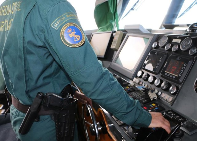 Archivo - Agente de la Guardia Civil en una embarcación en una imagen de archivo
