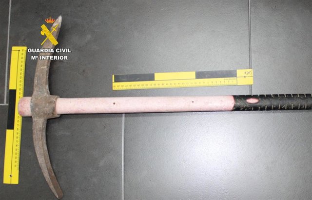 Dos detenidos en Fuente-Álamo tras agredir sexualmente a un hombre, robarle y golpearle con una azada