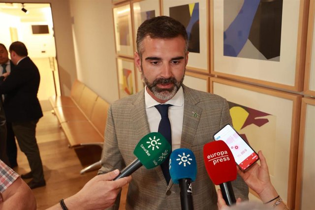 El consejero de Sostenibilidad, Medio Ambiente y Economía Azul y portavoz del Gobierno andaluz, Ramón Fernández-Pacheco, en una foto de archivo en una atención a medios.
