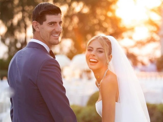 Mishel Gerzig y Courtois, radiantes tras darse el 'sí quiero'