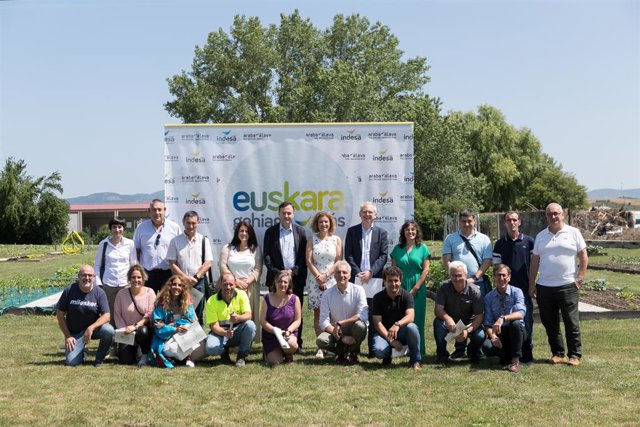 Indesa 2010 enplegu zentroko langileak eta foru arduradunak