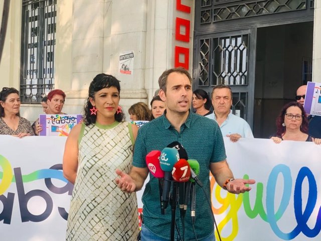 El candidato número uno de Sumar al Congreso por Málaga, Toni Valero, junto con la portavoz de Con Málaga en el Ayuntamiento de Málaga, Toni Morillas