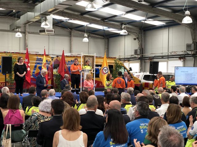 Entrega de reconocimientos durante el acto conmemorativo por la patrona de Samur-Protección Civil.