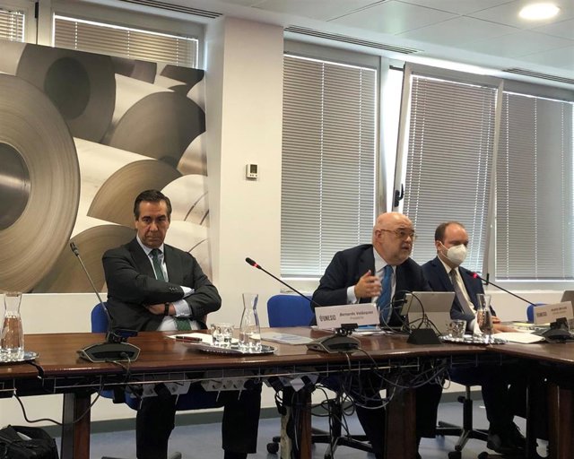 Archivo - El presidente de Unised, Bernardo Velázquez, y el director general, Andrés Barceló