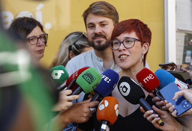 Los coportavoces de Compromís Àgueda Micó y Alberto Ibáñez, en declaraciones a los medios