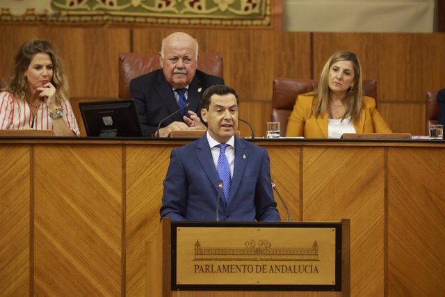 El presidente de la Junta de Andalucía, Juanma Moreno, en el Pleno del Parlamento andaluz.