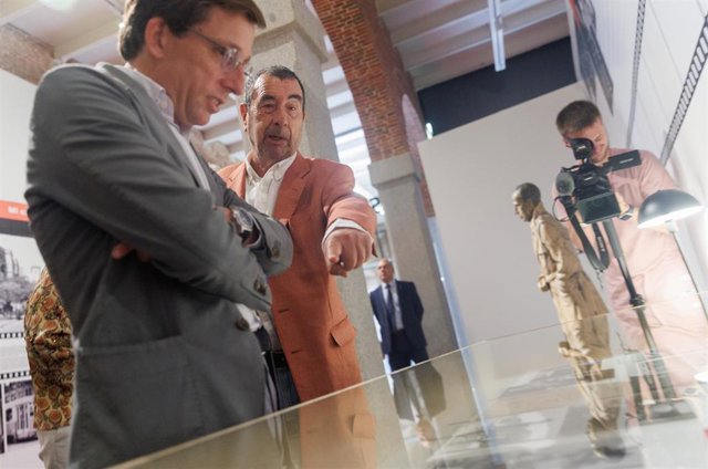  El alcalde de Madrid, José Luis Martínez-Almeida y el director cinematográfico José Luis Garci durante la presentación de la exposición GarciCine, en el centro de exposiciones Conde Duque, a 28 de junio de 2023, en Madrid (España).