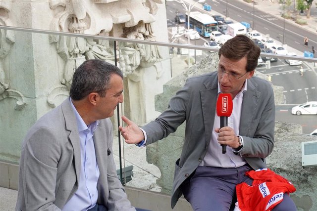 El alcalde de Madrid, Jose Luis Rodríguez Almeida, y el Directo de la Vuelta a España, Javier Guillén, durante la presentación de la etapa 21 de esta edición.