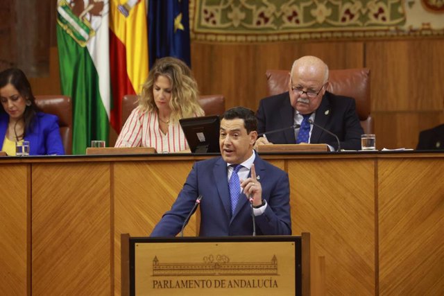 El Presidente de la Junta, Juanma Morero, durante su comparecencia a petición propia en el Pleno del Parlamento en un debate para informar sobre la situación política de Andalucía que se desarrollará en sesión de mañana y tarde a 28 de junio del 2023 en S