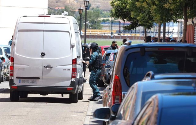 Archivo - Agentes en las inmediaciones de la vivienda donde el 'Chiqui' se atrincheró el día que dio muerte a un vecino y un guardia civil que participaba en el operativo.