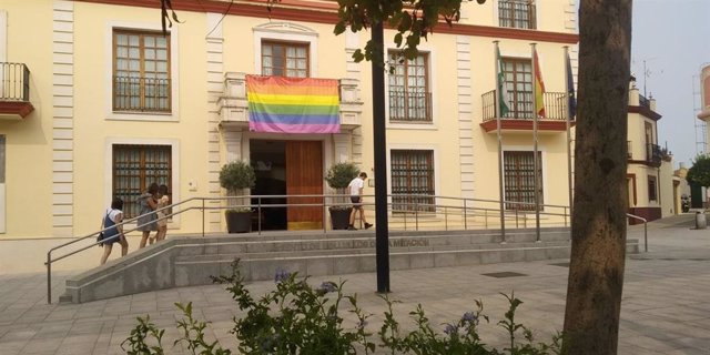 Bandera LGTBI en el Ayuntamiento de Bollullos