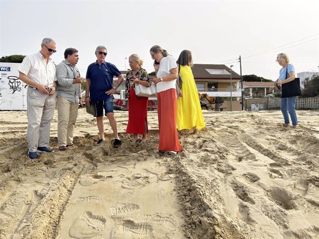 Imagen de la visita del alcalde de Punta Umbría, José Carlos Hernández Cansino, a la playa de El Portil.