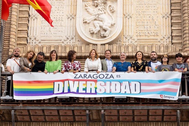 Pancarta LGTBI en el balcón del Ayuntamiento de Zaragoza