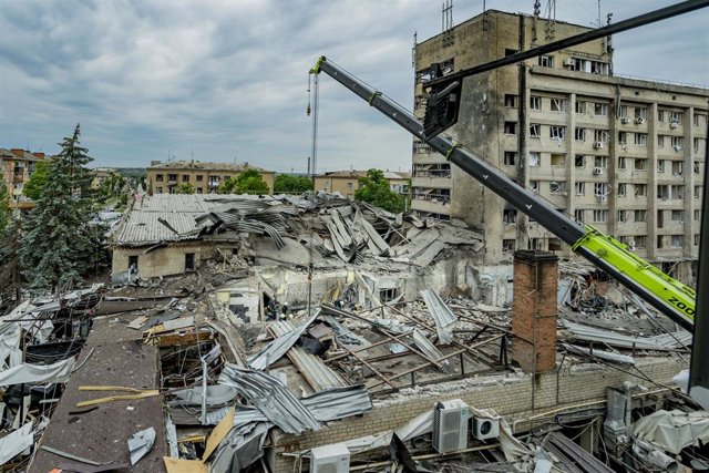 Trabajos de búsqueda y rescate tras un ataque con misiles de Rusia contra un restaurante en la ciudad de Kramatorsk, en el este de Ucrania