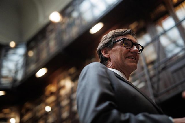 El primer secretario del PSC, Salvador Illa, asiste a la presentación del libro de Raimon Obiols, 'En tiempos extraños', en la Biblioteca del Ateneo de Madrid, a 19 de junio de 2023, en Madrid (España). Los doce apuntes que integran este volumen son un ej