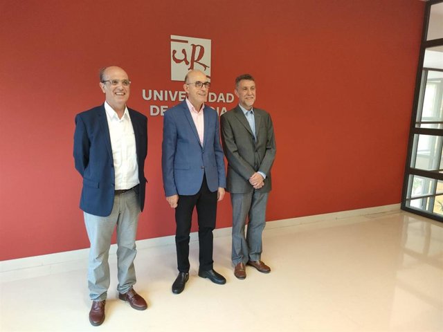 El rector de la UR, Juan Carlos Ayala, -en el centro- junto a los autores dell informe '30 años de contribución de la Universidad de La Rioja a su región' Francesc Solá y Jordi Suriñach
