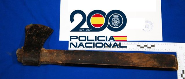 A prisión en Valladolid por intentar matar a otro con un cuchillo y un hacha en una instalación deportiva .