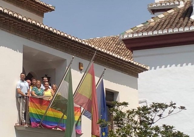 Bandera LGTBI colgada en el Ayuntamiento de La Zubia.