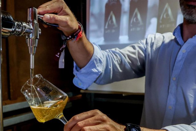 Archivo - Un camarero tira una copa de cerveza