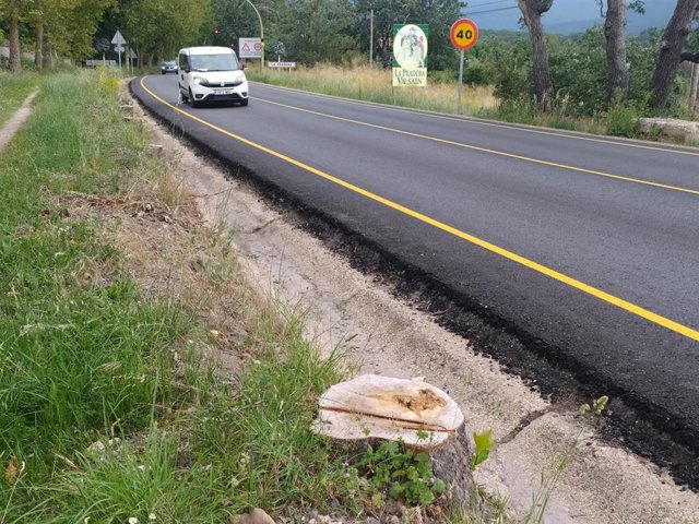 Aspecto de una cuneta tras la obra y el talado de los árboles.