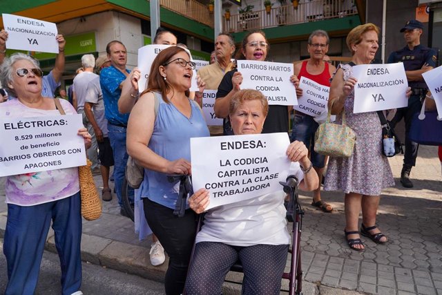 Manifestantes en la concentración antes la oficina de Endesa, a 29 de junio de 2023 en Sevilla, (Andalucía, España). 
