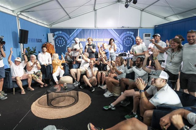 Miembros del '11th Hour Racing Team' celebran la victoria final en The Ocean Race 22-23