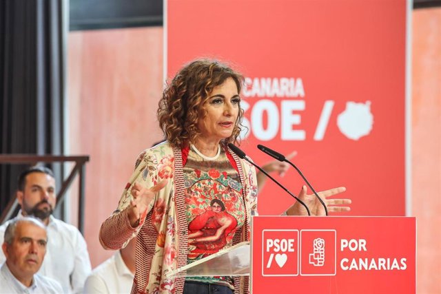Archivo - La ministra de Hacienda y vicesecretaria general del PSOE, María Jesús Montero, interviene durante un mitin de campaña del PSOE, en Las Palmas de Gran Canaria, Canarias (España).