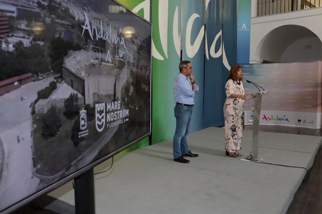 La delegada territorial de Turismo, Cultura y Deporte, Gemma del Corral, y el primer teniente de alcalde de Fuengirola, Rodrigo Romero, informan de Marenostrum