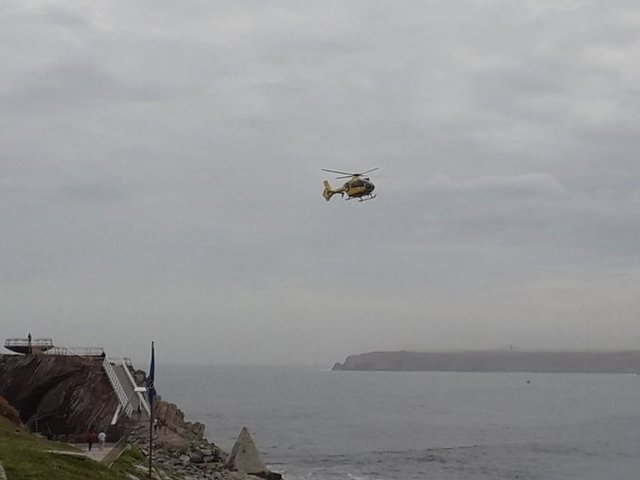 Archivo - Helicóptero del 112 sobre el mar en una imagen de archivo.