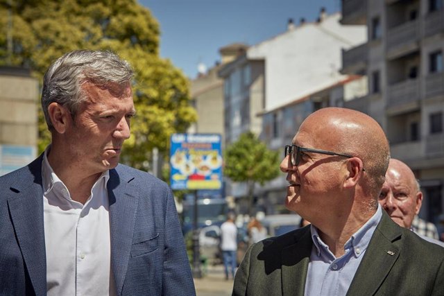 Archivo - El presidente del PPdeG, Alfonso Rueda (i) y el presidente provincial del PP de Ourense, Manuel Baltar (d), durante un paseo por el municipio de Xinzo de Limia, a 23 de mayo de 2023, en Xinzo de Limia, Ourense, Galicia (España). Este acto se enm