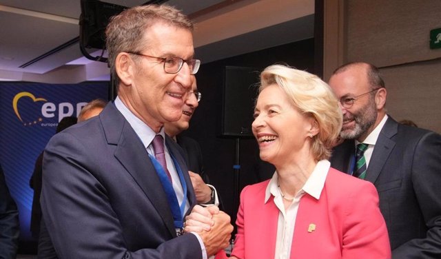 El líder del PP, Alberto Nuñez Feijóo, junto a la presidenta de la Comisión Europea, Ursula von der Leyen, durante la cumbre del PPE. En Bruselas, a 29 de junio de 2023.
