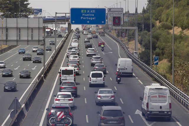 Archivo - Atasco en la A-49 sentido a Huelva, durante la operación salida de verano en Andalucía. En Sevilla (Andalucía, España), a 31 de julio de 2020.