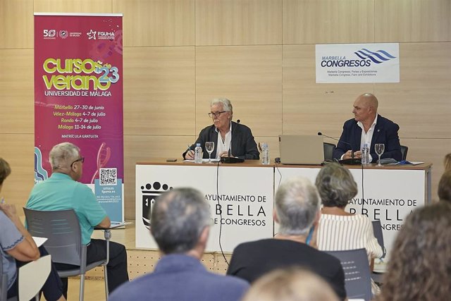 El investigador en el Instituto de Inmunología Clínica y Terapia Celular (ImmuneStem) de Málaga, Antonio J. Villatoro, y José Becerra, catedrático de Biología Celular de la Universidad de Málaga, durante los cursos de verano de la UMA