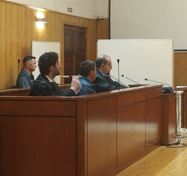 El conductor acusado, entre el abogado defensor y el letrado de la compañía aseguradora.