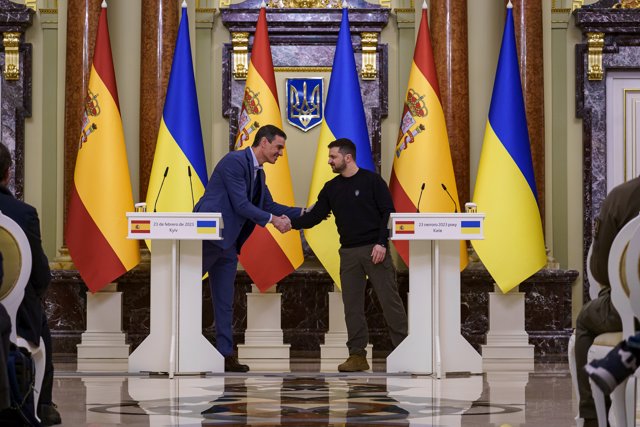 El presidente del Gobierno de España, Pedro Sánchez (i), y el presidente de Ucrania, Volodimir Zelenski (d), se saludan a su llegada al Palacio Mariinski, a 23 de febrero. 