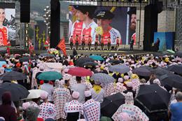 Ambiente durante la presentación de los equipos que participarán en la etapa inaugural del Tour de Francia, en la explanada del Guggenheim