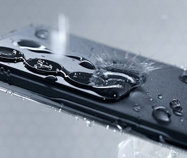 Vivo V29 Lite con gotas de agua en la superficie