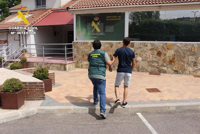 Momento de la detención de uno de los implicados en la estafa de más de 100.000 euros a un salmantino.