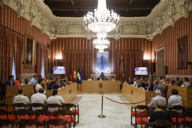 Primer Pleno del Ayuntamiento de Sevilla con José Luis Sanz como alcalde de la ciudad.