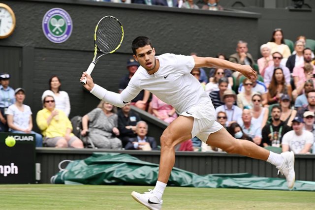 Archivo - El tenista español Carlos Alcaraz golpea una bola en Wimbledon 2022