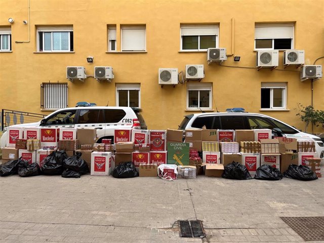 Incautan más de 28.000 cajetillas de tabaco y detienen a cuatro personas en una operación en San Roque