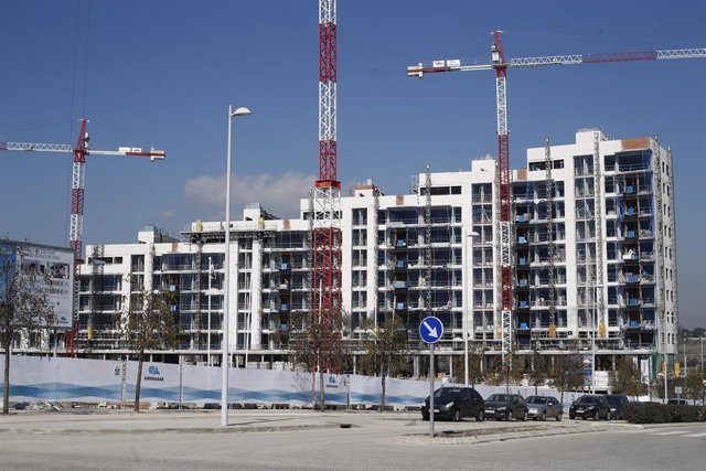 Archivo - Edificio de viviendas en construcción