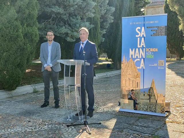 El alcalde de Salamanca, Carlos García Carbayo (d), en la presentación junto al concejal de Cultura y Turismo, Ángel Fernández Silva.
