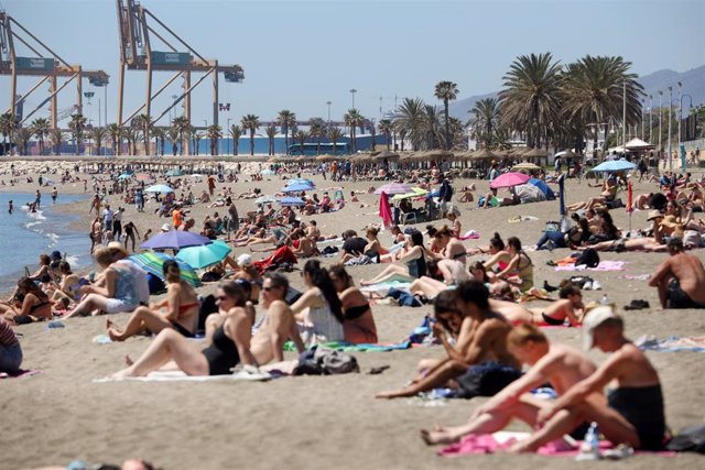 Archivo - Cientos de personas en la playa de La Malagueta, foto de archivo